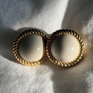 Monet vintage cream and gold vintage 90s clip on earrings